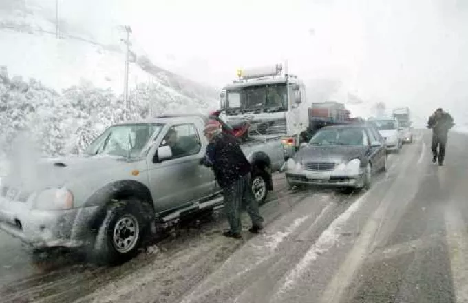 Σοβαρά προβλήματα στα Βόρεια Προάστια λόγω χιονόπτωσης