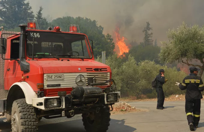 Υπό μερικό έλεγχο η φωτιά στην Πάρο . Σε ύφεση η φωτιά στη Ζάκυνθο