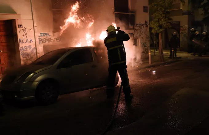 Τρία παιδιά κινδύνευσαν από εμπρησμό σε Ι.Χ. στον Κολωνό