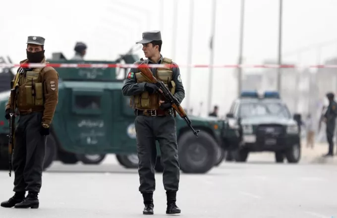 Δεκάδες νεκροί από διπλή επίθεση έξω από τη Βουλή του Αφγανιστάν