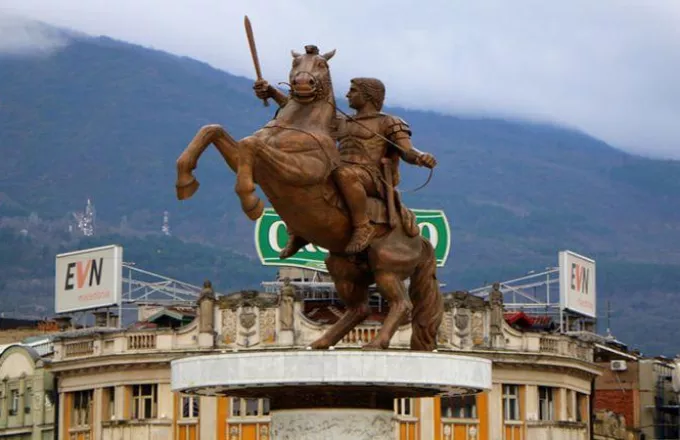 Σκόπια: Αποκαθηλώθηκε το άγαλμα του Μεγάλου Αλεξάνδρου από το αεροδρόμιο 