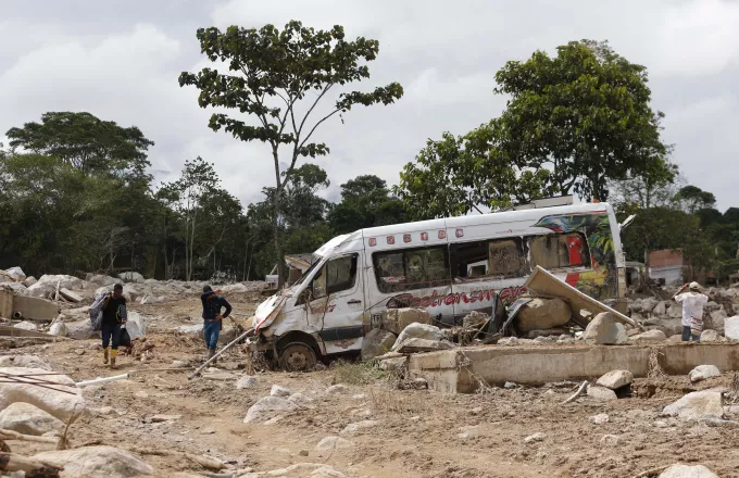 Κολομβία: 13 νεκροί από πτώση λεωφορείου μετά από κατολίσθηση