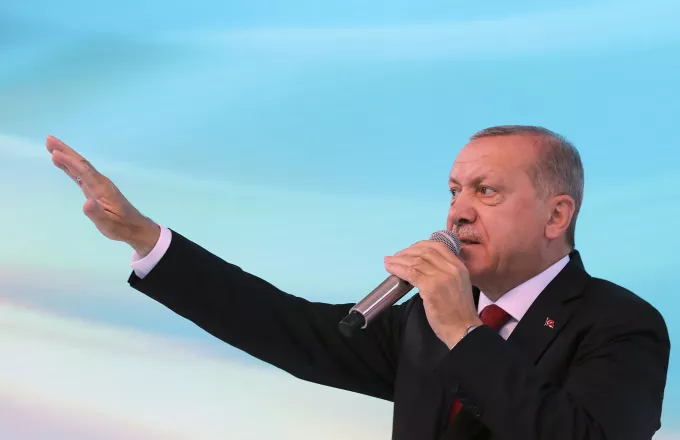 Ο Ερντογάν καλεί τους Τούρκους να αντιμετωπίσουν τις επιθέσεις στη λίρα