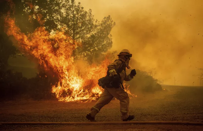 Κερδίζουν σταδιακά τη μάχη με την πυρκαγιά οι πυροσβέστες στην Καλιφόρνια 