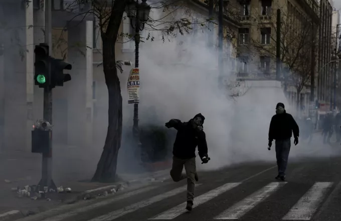 Επίθεση εναντίον των ΜΑΤ τα ξημερώματα στο κέντρο της Αθήνας