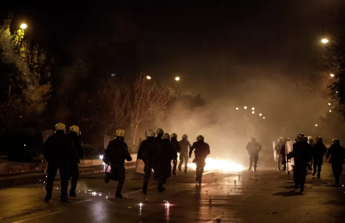 Επεισόδια με μολότοφ και χημικά στην Πατησίων