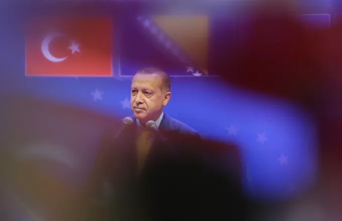 Η Τουρκία αύξησε το βασικό επιτόκιο για να σταματήσει την πτώση της λίρας