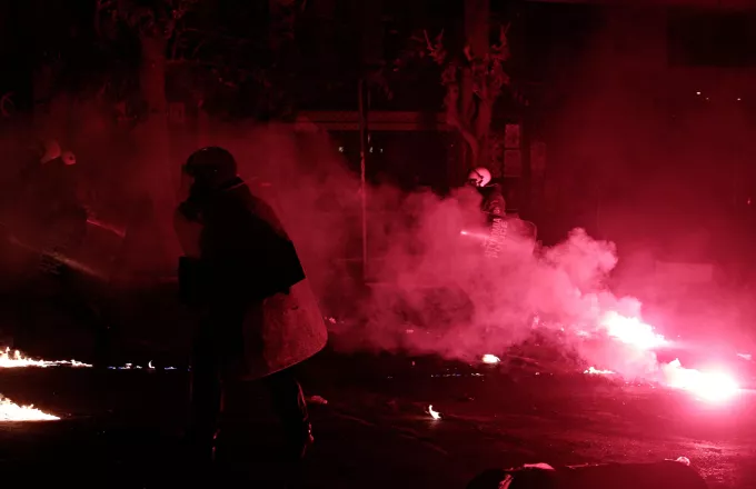 Νέα επεισόδια στα Εξάρχεια και εισβολή Ρουβίκωνα σε γραφεία στην Κηφισιά