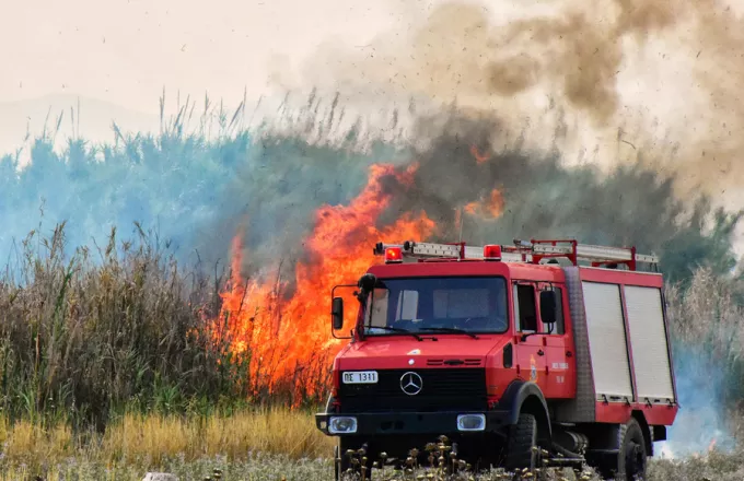 Μάχη με τις φλόγες σε Ζάκυνθο και Νεμέα