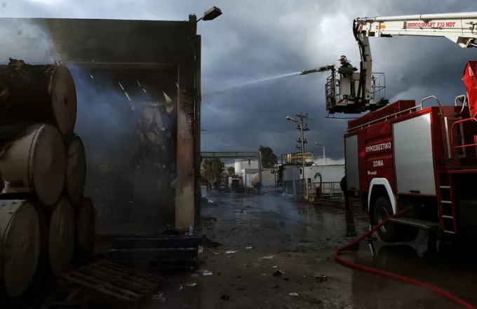 Φωτιά κατακαίει εργοστάσιο χυμών στην Αργολίδα