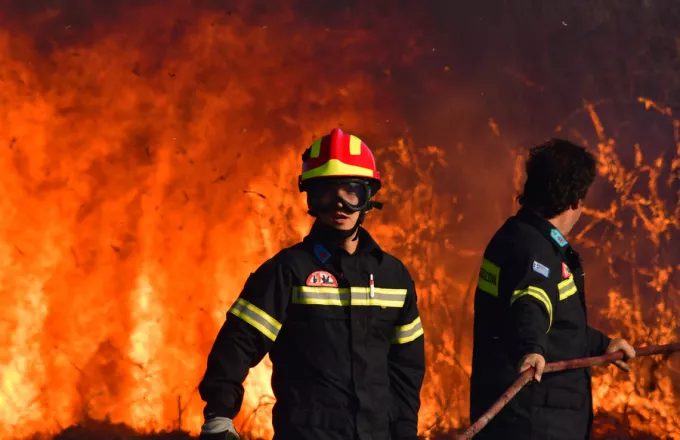 Μάχη με τις φλόγες που γλείφουν σπίτια σε δύο χωριά στη Μάνη