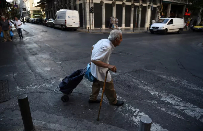 Τα υψηλά πλεονάσματα πνίγουν την ανάπτυξη στην Ελλάδα, προειδοποιεί το ΔΝΤ