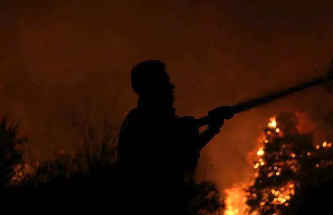 Ηλεία: Μάχη για να μη περάσει η φωτιά σε κατοικημένες περιοχές