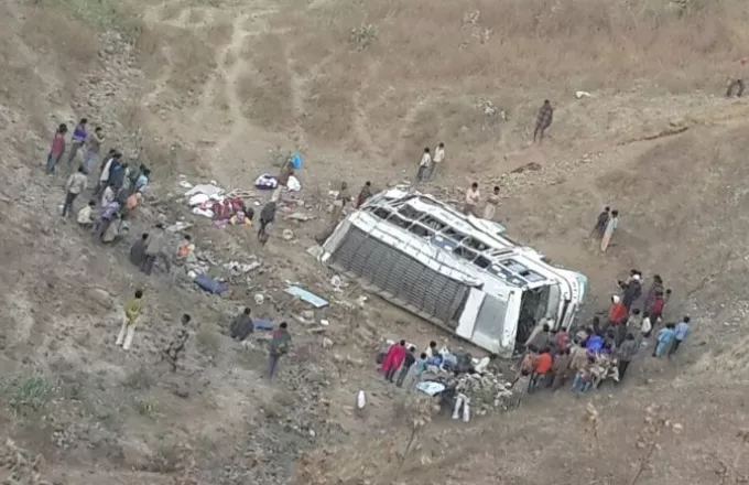 Τουλάχιστον 30 νεκροί από την πτώση λεωφορείου σε φαράγγι στην Ινδία