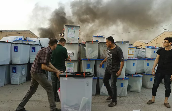 «Σκιές» στο Ιράκ: Κάηκε αποθήκη με ψηφοδέλτια πριν την ανακαταμέτρηση