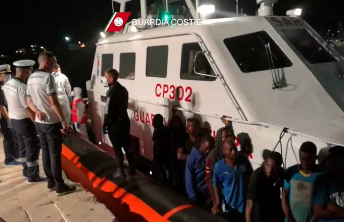 Πέντε μετανάστες βρέθηκαν νεκροί και 543 διασώθηκαν ανοιχτά της Ιταλίας