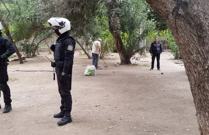 Πεδίον του Άρεως: Μαζεύουν τα σκουπίδια με προστασία ένοπλων αστυνομικών!