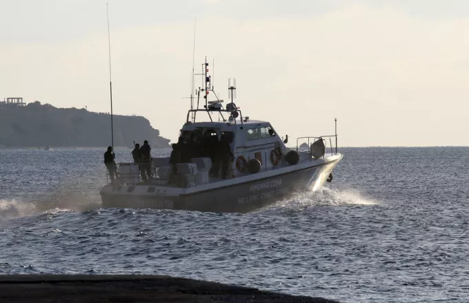 Ρυμουλκείται προς τη στεριά το σκάφος με τους 70 πρόσφυγες