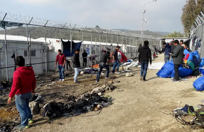 Μεταφορά αιτούντων άσυλο από τα νησιά στην ενδοχώρα ζητά η Ελλάδα