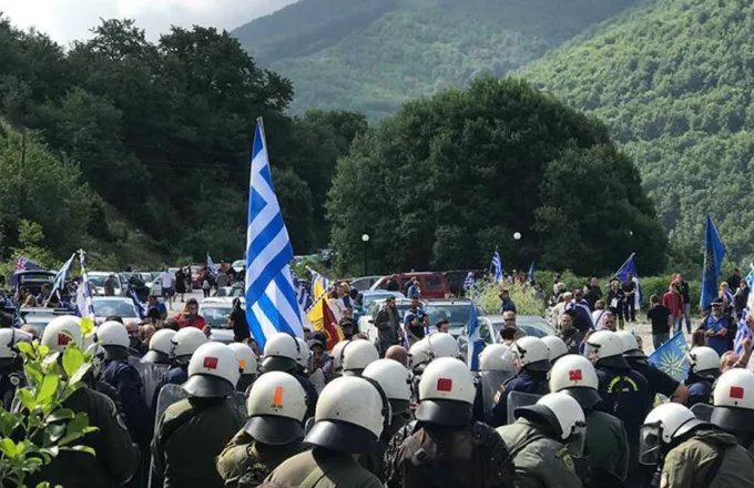 Ένταση και χρήση χημικών από τα ΜΑΤ στις Πρέσπες  (ΒΙΝΤΕΟ)