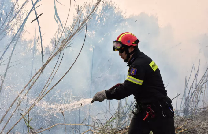 Οι πυροσβέστες κερδίζουν τη μάχη με τις φλόγες σε Κρυονέρι και Κορώνη