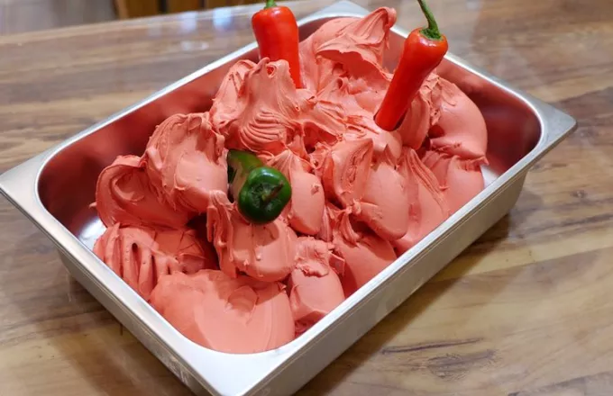 Η «ανάσα του διαβόλου» το πιο καυτερό παγωτό του κόσμου (video)