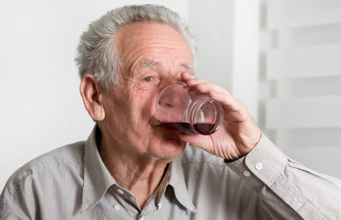 Ελαφριά άσκηση και λίγο αλκοόλ παρατείνουν τη ζωή των ηλικιωμένων 