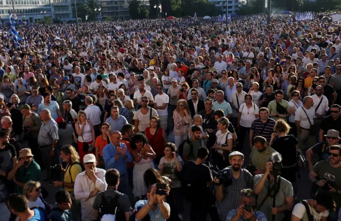 Χιλιάδες κόσμου στο συλλαλητήριο των «Παραιτηθείτε» στο Σύνταγμα (φωτό)