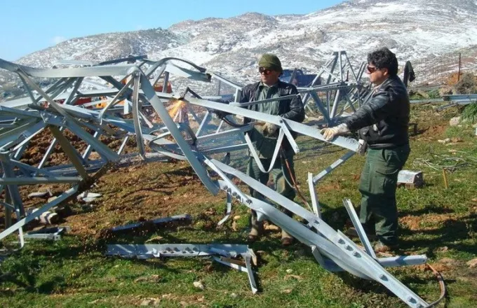 Έδειραν εναερίτη της ΔΕΗ που πήγε να επιδιορθώσει βλάβη μέσα στον χιονιά