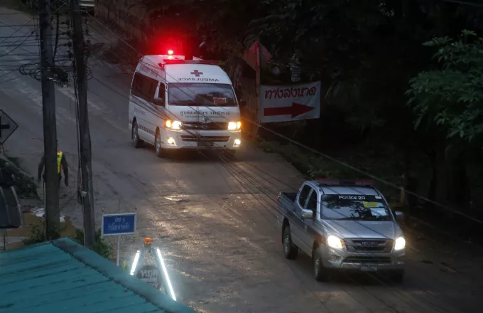 Έξι παιδιά έχουν απεγκλωβιστεί από το σπήλαιο. Για 4 κάνει λόγο το Reuters