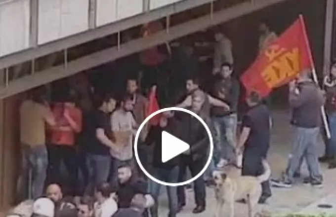Θεσσαλονίκη: Διαδηλωτής γροθοκοπά αστυνομικό σε διαδήλωση και φεύγει (vid)