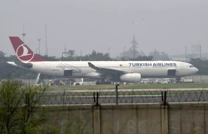 Αναγκαστική προσγείωση για αεροπλάνο των Turkish Airlines μετά από απειλή για βόμβα
