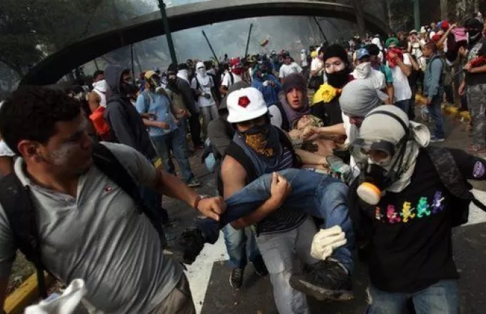 Βίαιες διαδηλώσεις στη Βενεζουέλα, η αντιπολίτευση αψηφά το Μαδούρο
