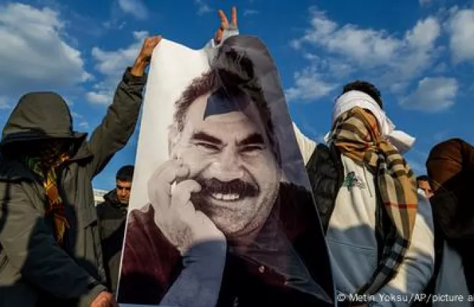 Διαδηλωτές με αφίσα Οτσαλάν