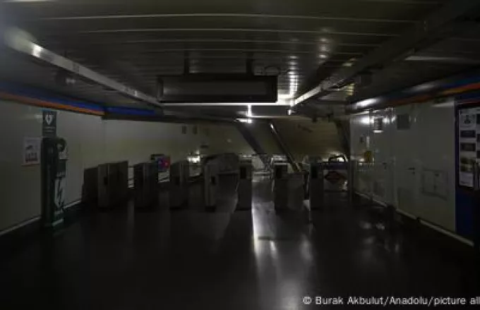 Σταθμός μετρό στο σκοτάδι black out