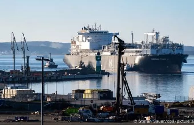 Πλοίο LNG σε τερματικό σταθμό