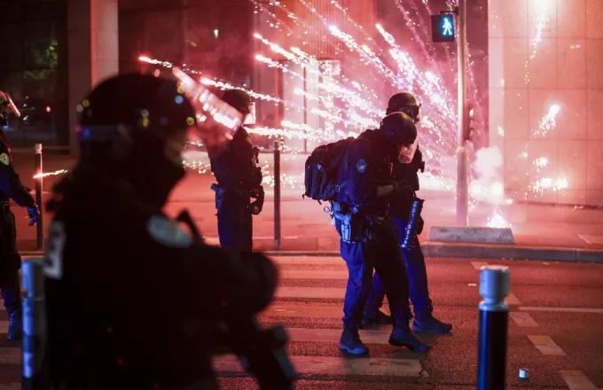 Η αστυνομία απομακρύνει διαδηλωτές από την Πλας ντε λα Κονκόρντ στο Παρίσι