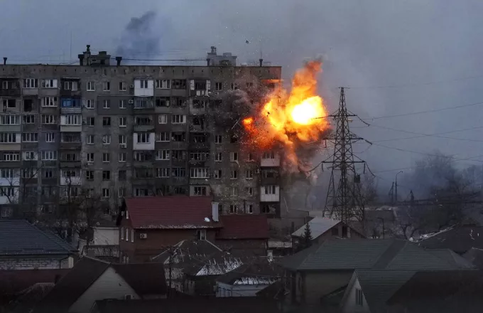 Βομβαρδισμός εννιαώροφης πολυκατοικίας στο Κίεβο- Το κτίριο παραδόθηκε στις φλόγες (video)