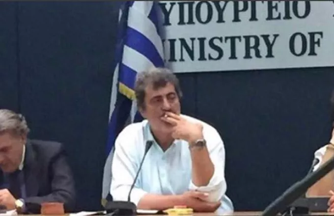 ΝΔ: Απαντά σε άρθρο του Τσίπρα με φωτογραφία του Πολάκη να καπνίζει
