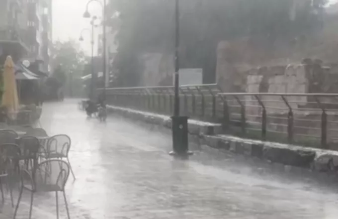 Ξαφνικό μπουρίνι στην Λάρισα - Βίντεο