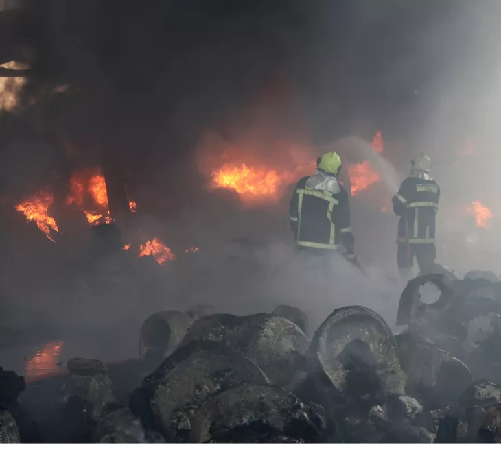 Έκρηξη και μεγάλη φωτιά σε εργοστάσιο στην Κάτω Κηφισιά