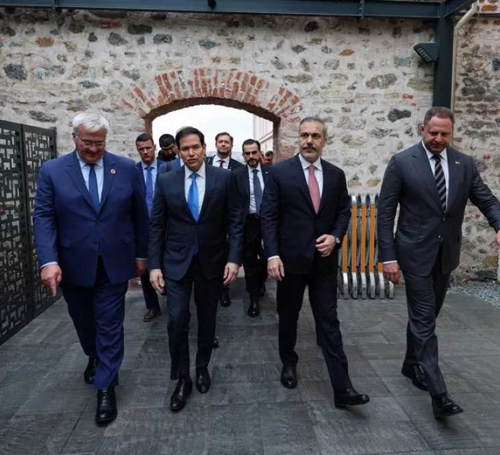 Θολό το τοπίο μετά το φιάσκο της Κωνσταντινούπολης - Συσπείρωση των συμμάχων του επιδιώκει το Κίεβο Ντολμάμπαχτσε
