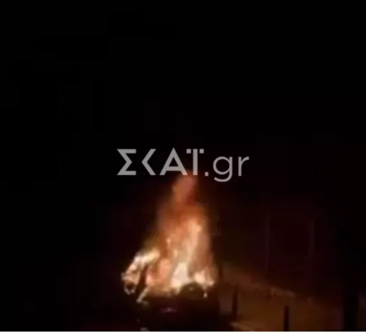 Βίντεο-ντοκουμέντο του skai.gr από τη στιγμή που το αυτοκίνητο στο Μετς τυλίγεται στις φλόγες: Τι λέει ιατροδικαστής για τα κατάγματα - Ηχητικό Μετς