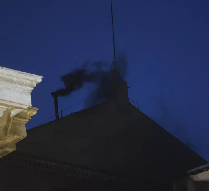 Βατικανό: Μαύρος καπνός από το κονκλάβιο στην πρώτη ψηφοφορία για τον νέο Πάπα Βατικανό
