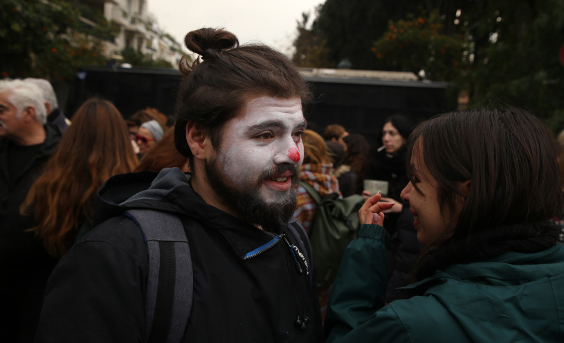 Ο έχων μαχαίρι, τρώει πεπόνι!