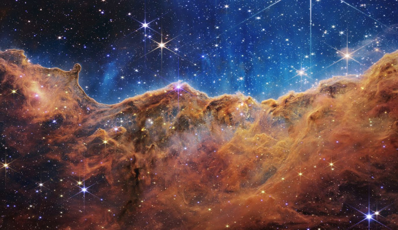 «Κοσμικοί Βράχοι»: Η άκρη μιας κοντινής, νεαρής περιοχής σχηματισμού άστρων που ονομάζεται NGC 3324 στο νεφέλωμα Carina. Η υπέρυθρη όψη του τηλεσκοπίου αποκαλύπτει προηγουμένως αόρατες περιοχές γέννησης αστεριών