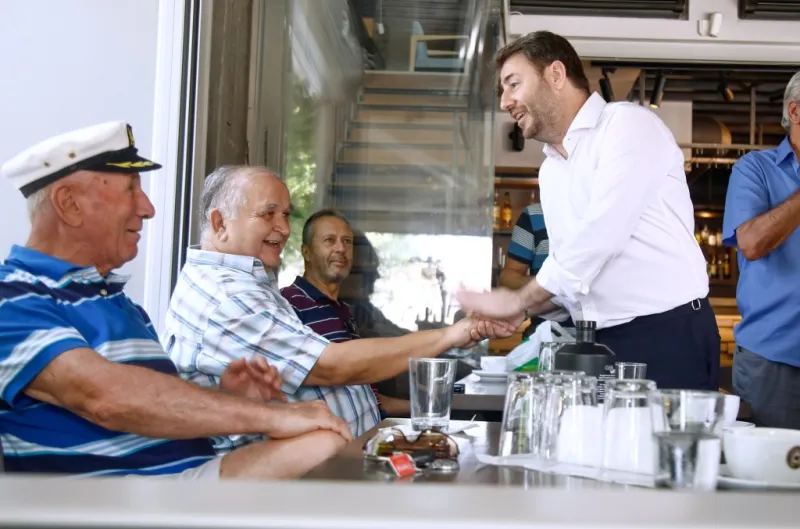 Ο Νίκος Ανδρουλάκης κατά την περιοδεία του στην Τούμπα.