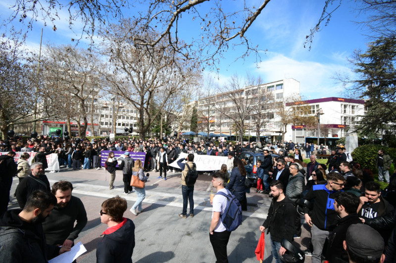 Λάρισα: Μεγάλη συγκέντρωση με τη συμμετοχή νεολαίας στη σημερινή απεργία