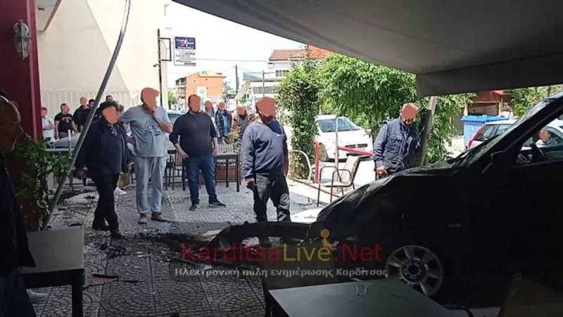 Τροχαίο ατύχημα με υλικές ζημιές σε όχημα και κατάστημα στην οδό Τρικάλων στην Καρδίτσα σημειώθηκε νωρίς το μεσημέρι του Σαββάτου 6 Μαΐου.  Σύμφωνα με τις πληροφορίες του KarditsaLive.Net, όχημα που κινούνταν στην οδό Στρ. Παπάγου κάθετα στην οδό Τρικάλων λίγο πριν τη 1.30 μ.μ πέρασε στην απέναντι πλευρά με ταχύτητα και “καρφώθηκε” στη βιτρίνα καταστήματος επί της οδού Τρικάλων.  Από μεγάλη τύχη δεν προσέκρουσε ούτε σε άλλο όχημα επί της οδού Τρικάλων αλλά και σε πολίτες που βρισκόταν στα καταστήματα δίπλα 