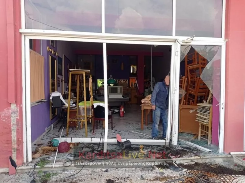 Τροχαίο ατύχημα με υλικές ζημιές σε όχημα και κατάστημα στην οδό Τρικάλων στην Καρδίτσα σημειώθηκε νωρίς το μεσημέρι του Σαββάτου 6 Μαΐου.  Σύμφωνα με τις πληροφορίες του KarditsaLive.Net, όχημα που κινούνταν στην οδό Στρ. Παπάγου κάθετα στην οδό Τρικάλων λίγο πριν τη 1.30 μ.μ πέρασε στην απέναντι πλευρά με ταχύτητα και “καρφώθηκε” στη βιτρίνα καταστήματος επί της οδού Τρικάλων.  Από μεγάλη τύχη δεν προσέκρουσε ούτε σε άλλο όχημα επί της οδού Τρικάλων αλλά και σε πολίτες που βρισκόταν στα καταστήματα δίπλα 